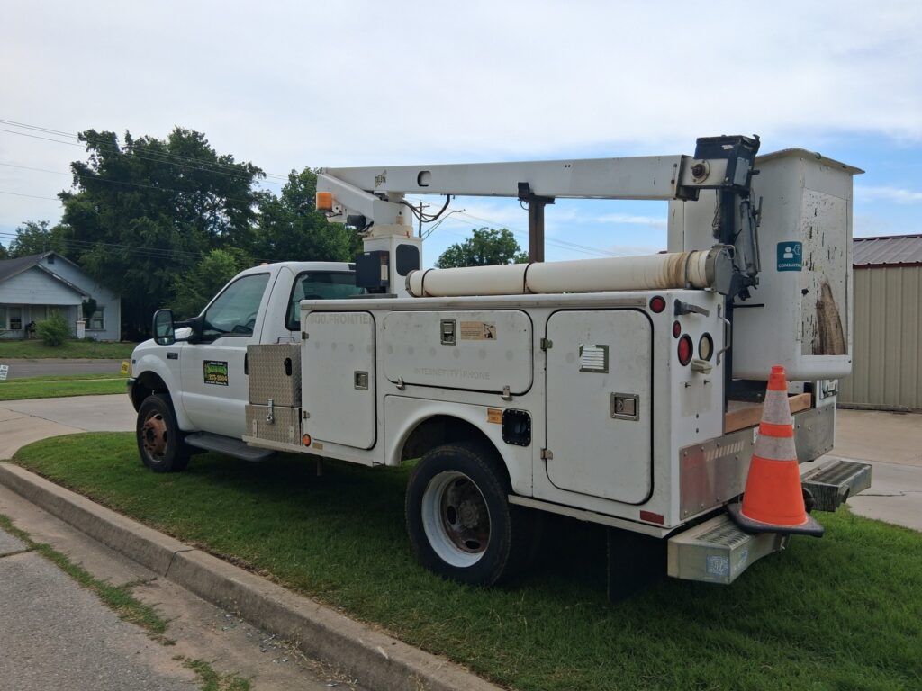 Side and back view of Signworks bucket truck.